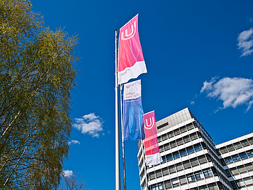 Fahnen mit Logo vor Universität Bremen
