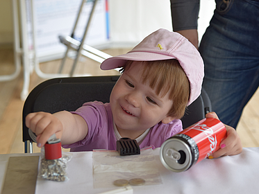 Kind freut sich über magnetische Übung