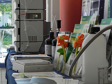 Schreibtisch im Ausbildungszentrum für Biologie- und Chemie-Laborantinnen