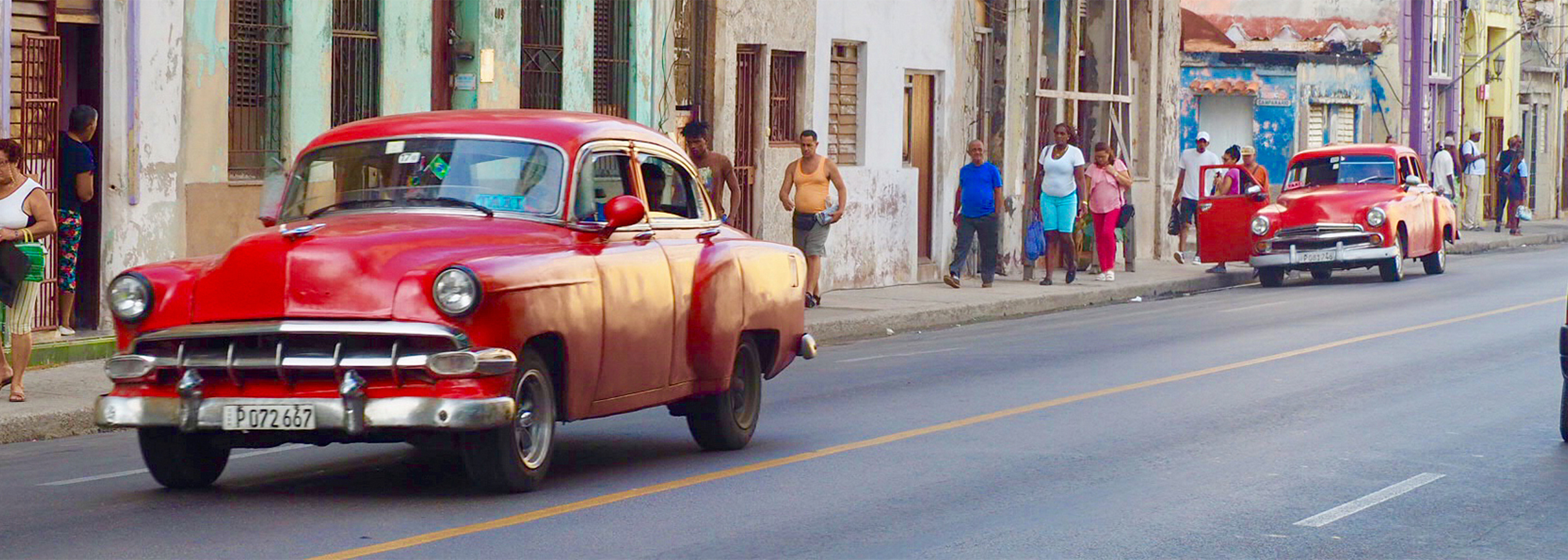 Ein altes Auto fährt durch Havanna, Kuba
