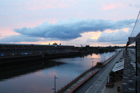 Sonnenuntergang am Hafenbecken.