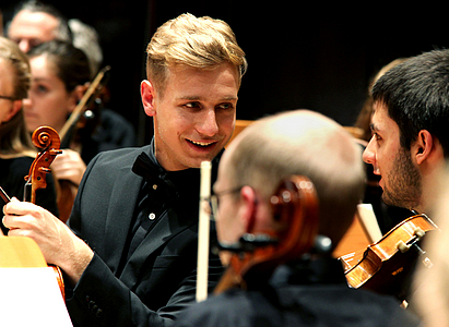 Mitglieder des Orchesters der Universität Bremen im Gespräch während der Anspielprobe zum Konzert