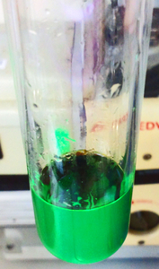 Reagenzglas mit grüner Flüssigkeit