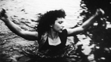 filmstill Frauenkörper stehend im Wasser mit erhobenen Armen