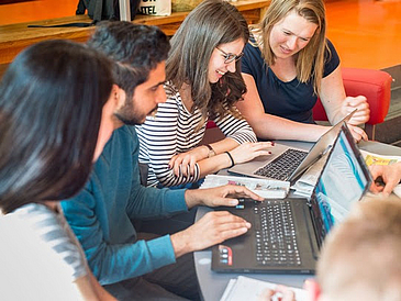 Gruppe Studierender vor Rechnern