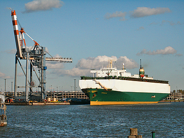 Schiff am Container Terminal Bremerhaven