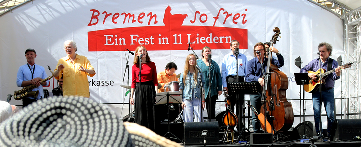 Bühne von "Bremen so frei" mit der verstärkten Crew