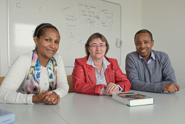 Gäste mit Gastgeberin: (von links) Prof. Martha Yifiru Tachbelie, Prof. Tanja Schultz und Prof. Solomon Teferra Abate.