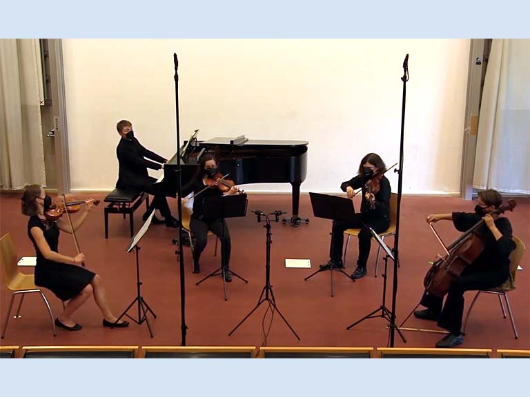 Musiker:innen des Orchesters der Universität Bremen spielen Brahms