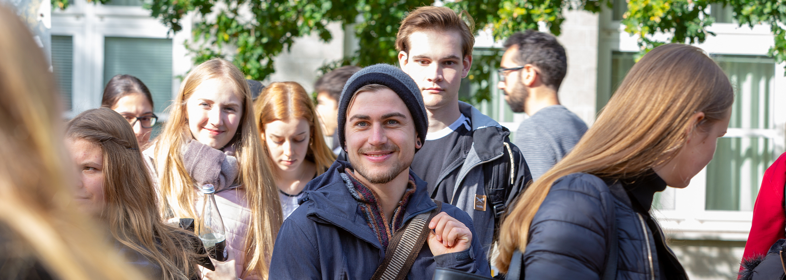 Studierende bei Campusführung Studierende fokusiert bei einer Campusführung