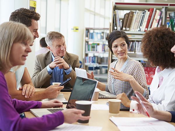 Menschen am Tisch, diskutierend