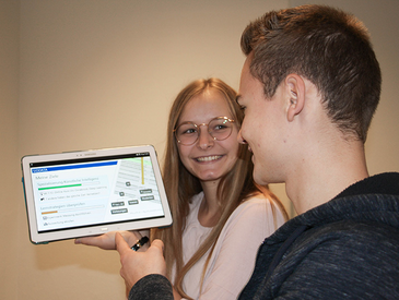 Zwei Studierende schauen sich auf einem Tablet das SIDDATA Plugin an