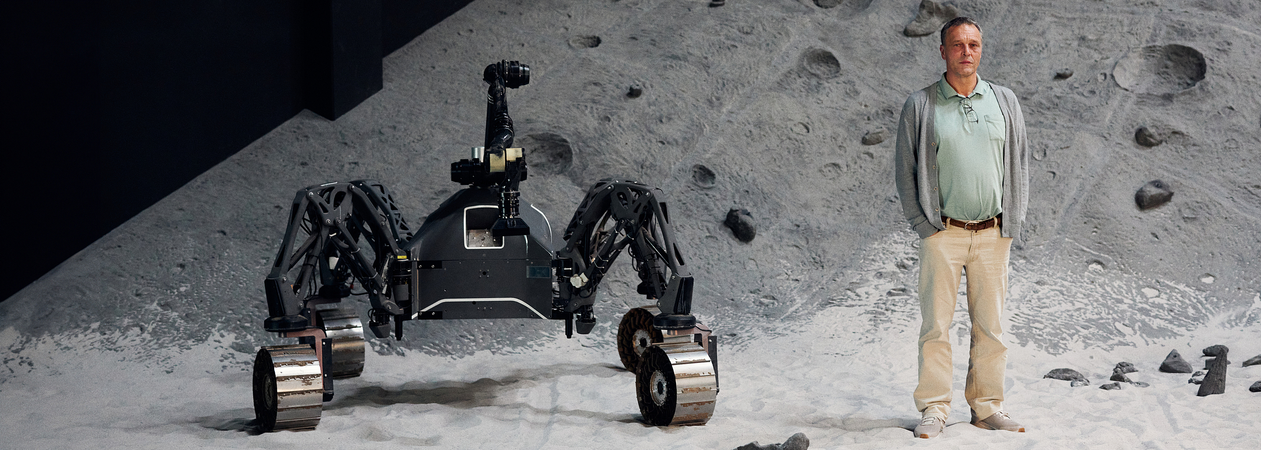 Frank Kirchner next to a robot on Moon like surface