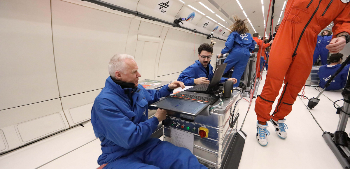 ZARM Wissenschaftler testen die Phasentrennung von Gas und Flüssigkeit auf dem 33. DLR Parabelflug