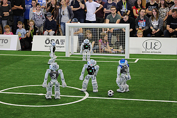 Roboter auf dem Fußballfeld