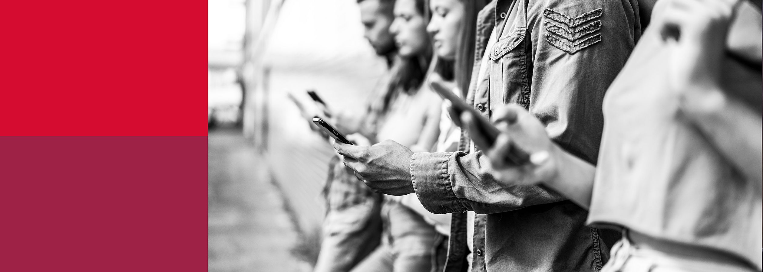 Menschen stehen in einer Reihe und schauen auf ihre Smartphones