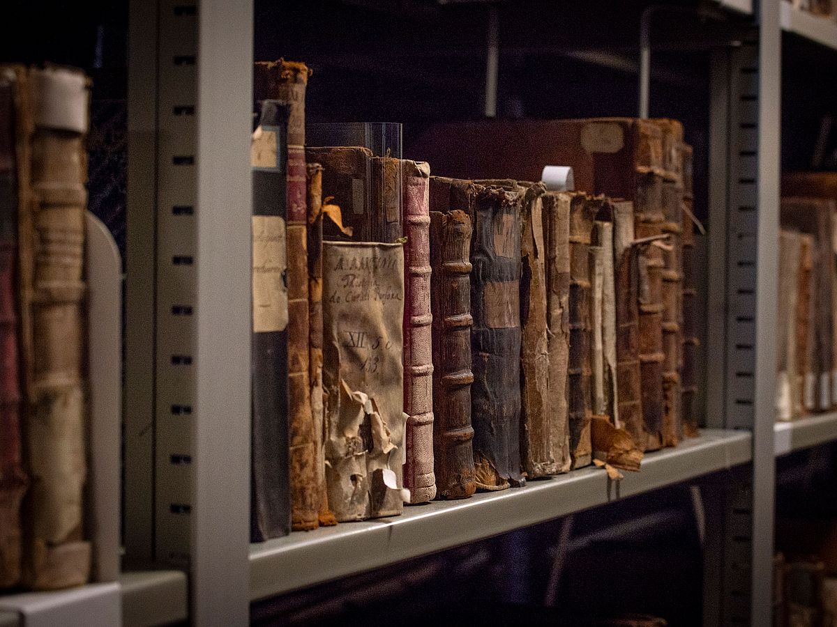 Historische Bücher im Regal.