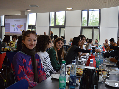 Studierende beim Frühstück