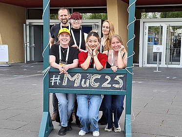 Anika Borg, Shiyao Zang, Lisa Hesselbarth; back: Iddo Wald, Rachel Ringe, Amber Maimon