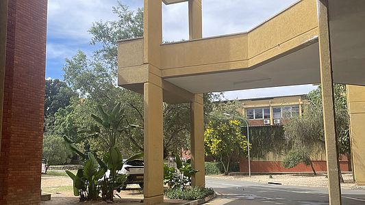 Campuseingang der University of Namibia in Windhoek