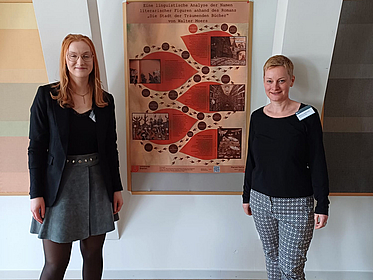 Mariell Nehls und Barbara Aehnlich vorm Poster von Mariell Nehls