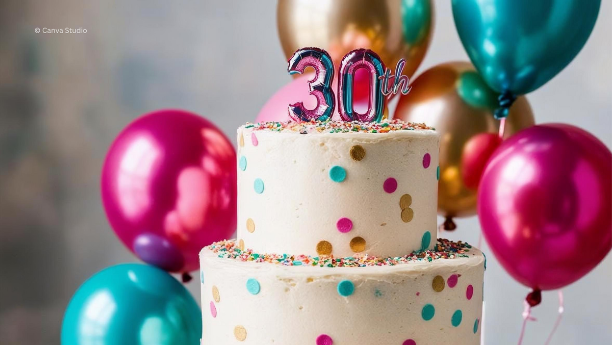 Eine Torte, umfringt von Konfetti und BAllons. Auf der Torte befindet sich eine 30.