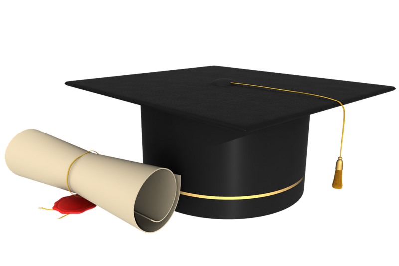 schwarzer Hut und Urkunde als Zeichen eines Hochschulabschlusses