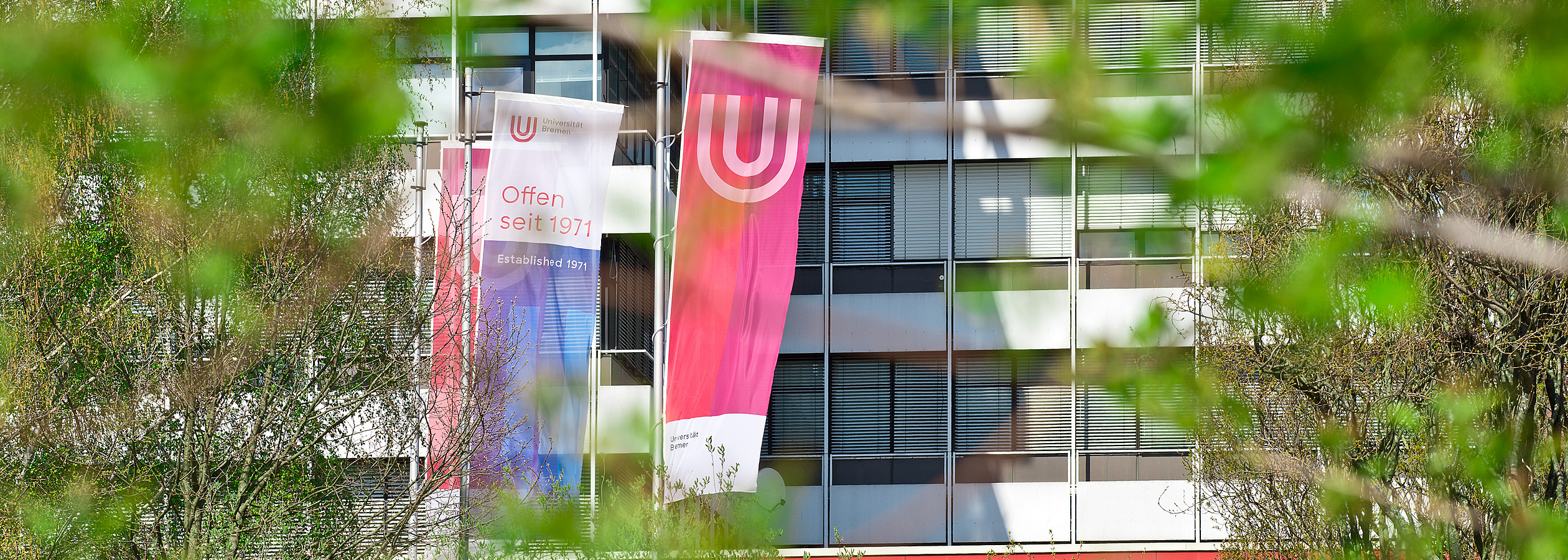 Flaggen der Universität Bremen vor dem MZH.