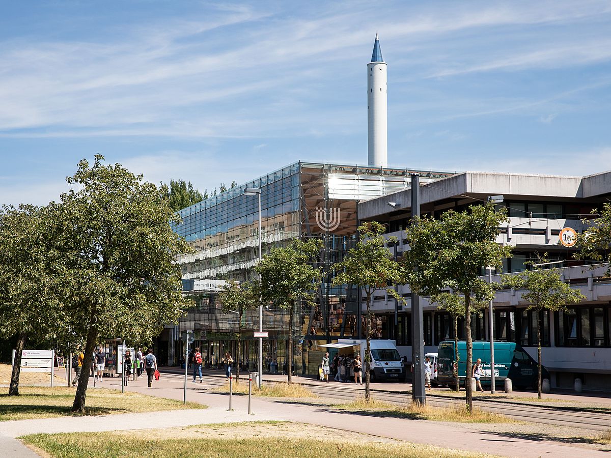 Zentralbereich der Universität. Im Hintergrund ist der Fallturm zu sehen.