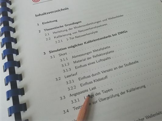 Bleistift liegt auf dem Inhaltsverzeichnis einer studentischen Arbeit