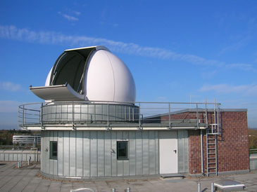 Aufbau eines Observatoriums auf einem Gebäude.