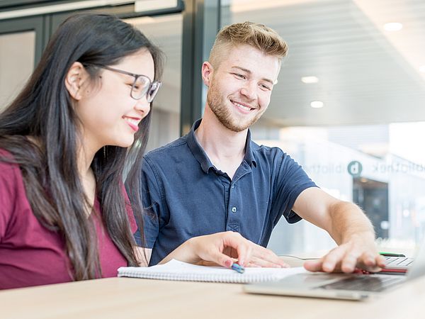 Junge Menschen arbeiten am Laptop