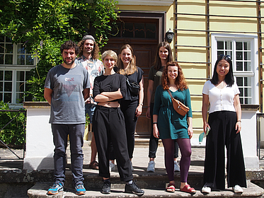 Gruppe Studierender mit Dozentem Wettich vor Gebäude in Imshausen