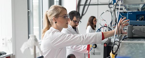 Personen bei der Arbeit im Labor.