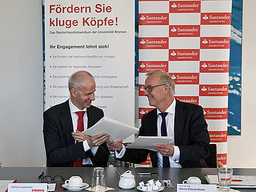 Zwei Männer bei Vertragsunterzeichnung