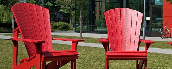 Two red Dickinson Chairs on the Bremen campus