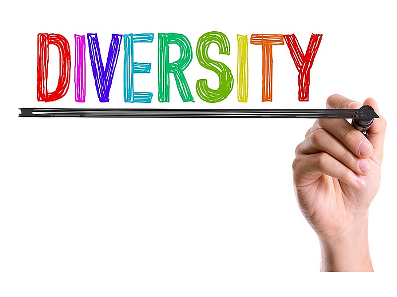 Hand mit der Markierung schreibt die Wort Diversity