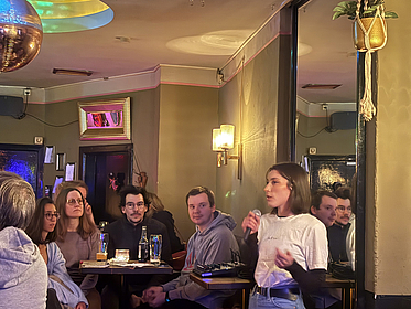 Wissenschaftlerin Lucia Sorrill präsentiert ihre Forschung in der Bremer Kneipe Maerz.