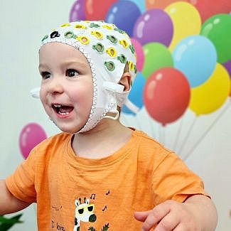 Kind mit EEG Kappe