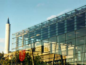 Gebäude der Uni Bremen mit Fallturm
