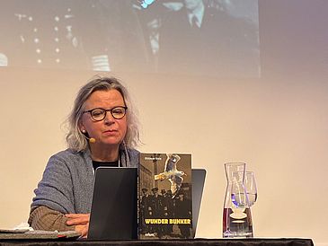 Journalistin Antje Bielfeld-Müller beim Vorlesen