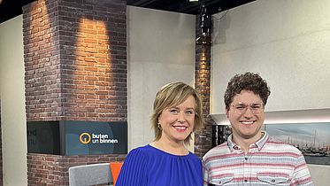 Thomas Eßmeyer with a presenter from buten un binnen