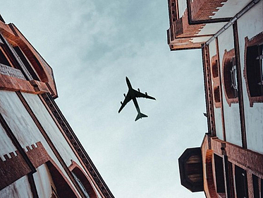 Fliegen ist mit Abstand die klimaschädlichste Art, sich fortzubewegen. Für den Luftverkehr gibt es bislang nur Prototypen für klimaneutrale Flugtreibstoffe.