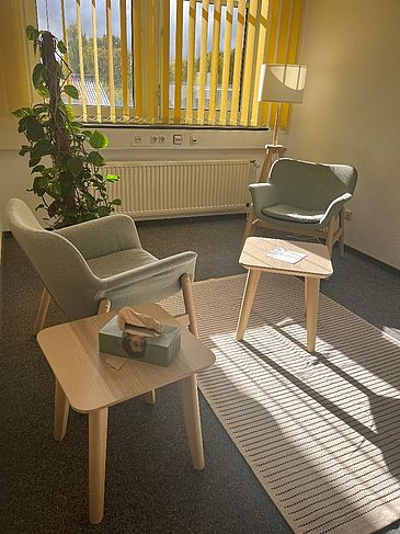 Ein Zimmer mit zwei Stühlen