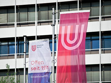 Fahnen mit dem Logo der Universität Bremen