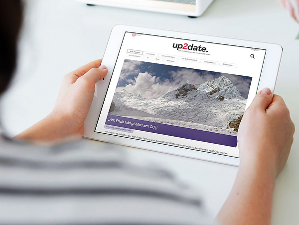 Frau liest up2date. auf Tablet.