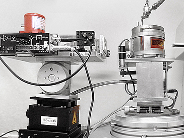 Im Bild der erste experimentelle Aufbau für den Nachweis des neuen photothermischen Sensorprinzips, links: photothermischer Sensor, rechts: Nitrierprozess, Labor-Prozesskammer.