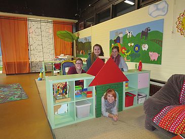 Vier Frauen in einem neu gestalteten Kinderzimmer
