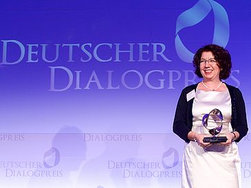 Yasemin Karakasoglu erhält Deutschen Dialogpreis