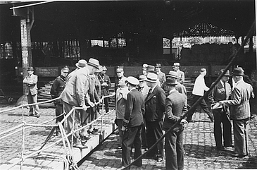 Der Kapitän der St. Louis, Gustav Schröder, verhandelt mit belgischen Behörden im Hafen von Antwerpen über eine Landeerlaubnisse für die Passagiere.